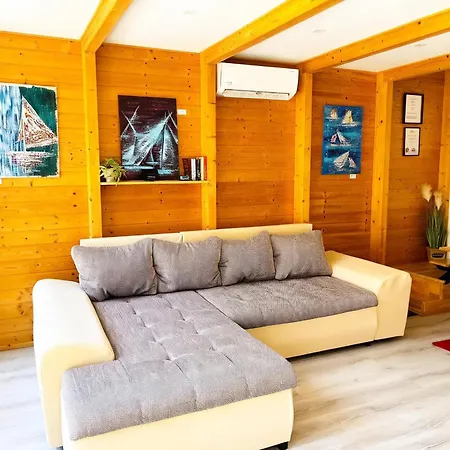 Pomale Vendeghaz Vakantiehuis Révfülöp
